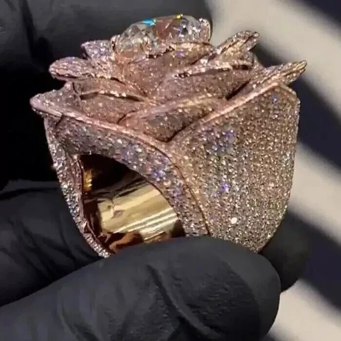 Anillo de flores con racimo de diamantes de corte redondo de 4,00 quilates acabado en oro rosa de 14 quilates Foto 4 de 4