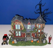 2004 Hawthorne Halloween Village MUNSTERS 1313 Mockingbird Lane + Herman & Koach