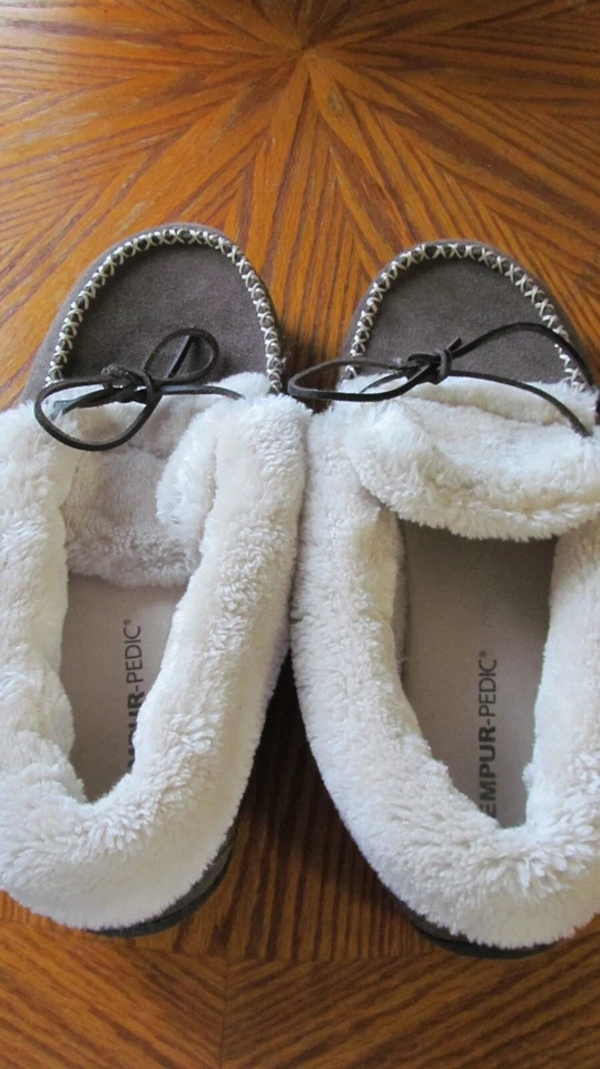 Tempur-Pedic Sherpa Lined Slippers  Women's 12M  Leather Upper Moccasins - Image 3 of 4