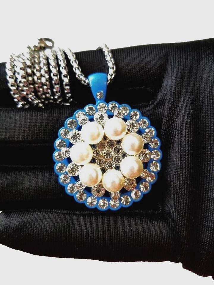 Pearl Pendants in Resin on 25" Tarnish Free, Stainless-Steel Venetian Chain - Image 2 of 3