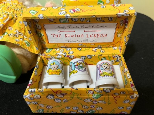 MUFFY VANDERBEAR THE SEWING LESSON PLUS ACCESSORIES, THIMBLES & TIN - Imagen 3 de 9