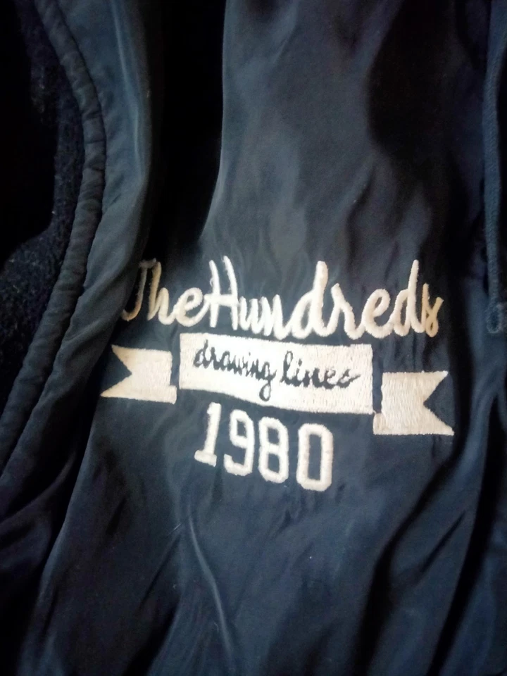 Chaqueta universitaria negra L para hombre "THE CIENTOS" con capucha (usada y usada) Foto 4 de 4