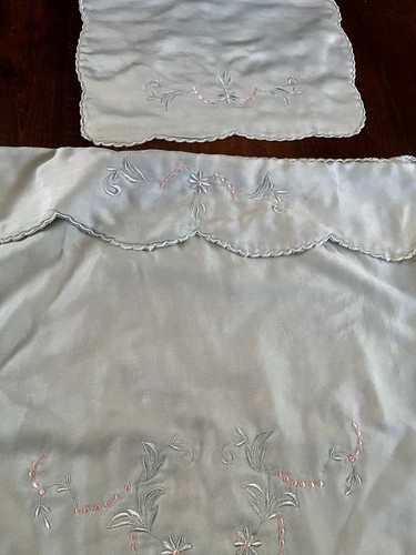 Vintage 3-teiliges Set blau Babywiege bestickt Bezug, Kissenhülle, Outfit - Bild 2 von 10