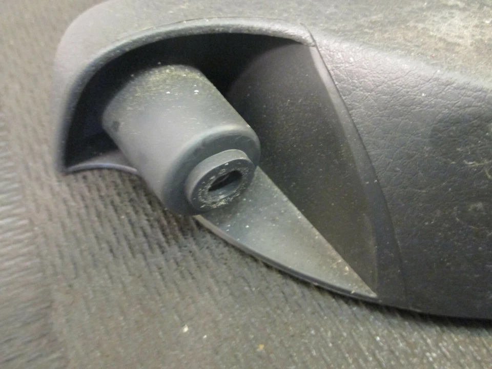 Suzuki Aerio SX 2005 camioneta lado derecho del pasajero cubierta de privacidad panel de montaje moldura Foto 3 de 4