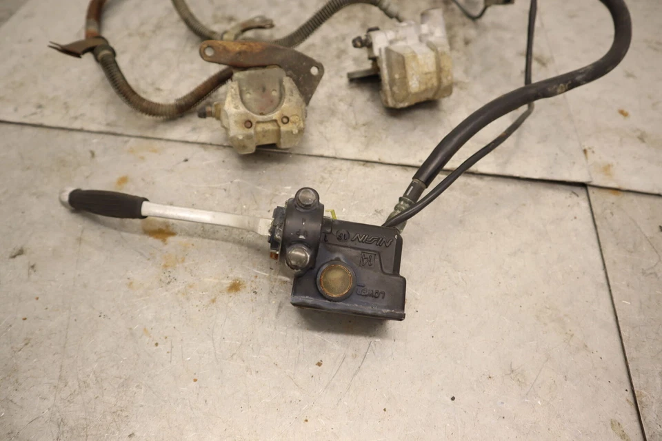 2002 YAMAHA WOLVERINE 350 YFM350FX 4 X 4 OEM ЛЕВЫЙ ПРАВЫЙ ПЕРЕДНИЙ ТОРМОЗ СУППОРТ МАСТЕР - Изображение 2 из 4