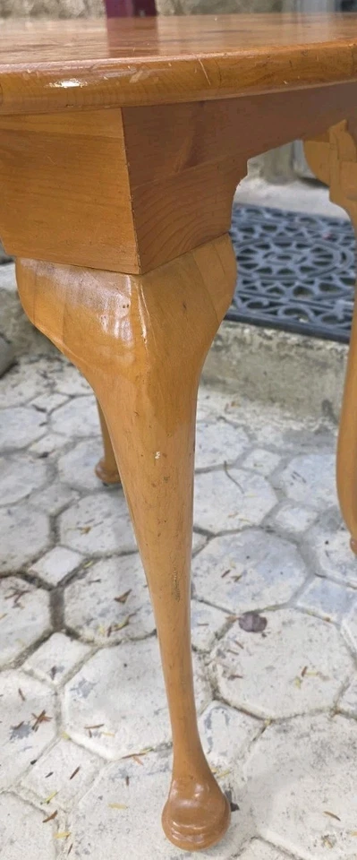 Mesa auxiliar robusta vintage de pino amarillo años 60 con patas provinciales recogida local  Foto 3 de 4