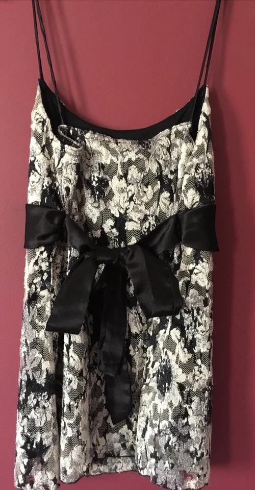 Top de encaje envolvente talla M negro plateado correas de espagueti forradas con cinturón brillo Foto 3 de 4