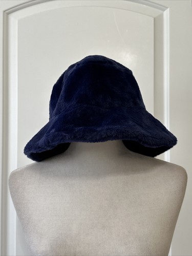 Cappello Sprigs reversibile pelliccia sintetica e sherpa secchiello blu notte/nero A455064 - Foto 2 di 11