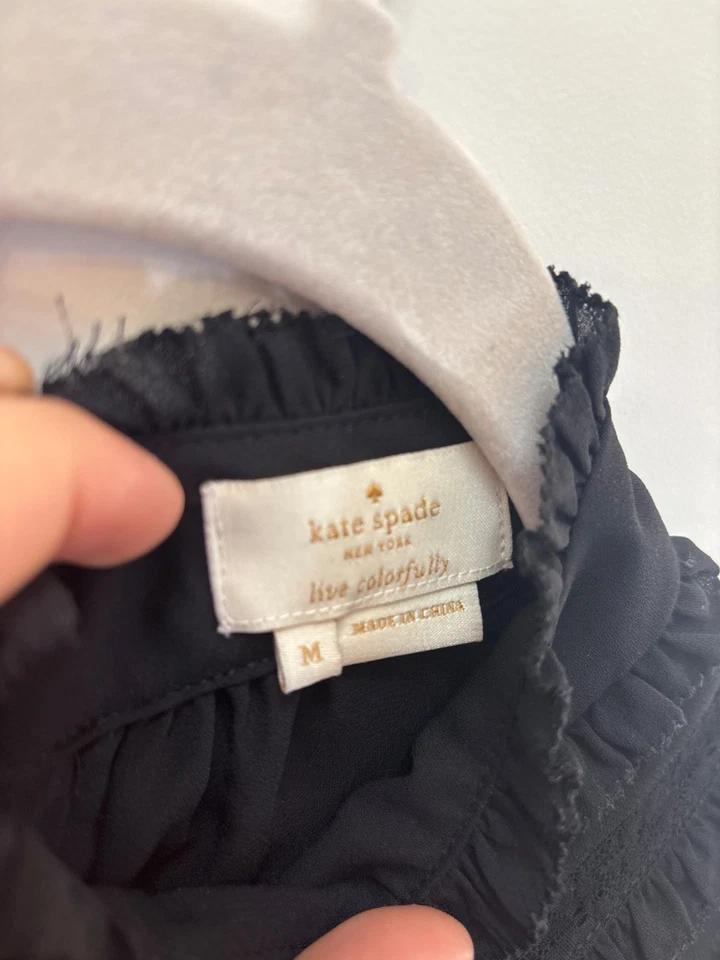 Blusa Kate Spade New York Negra Volantes Cuello Alto Talla M 100% Poliéster Taco Seco Foto 3 de 4