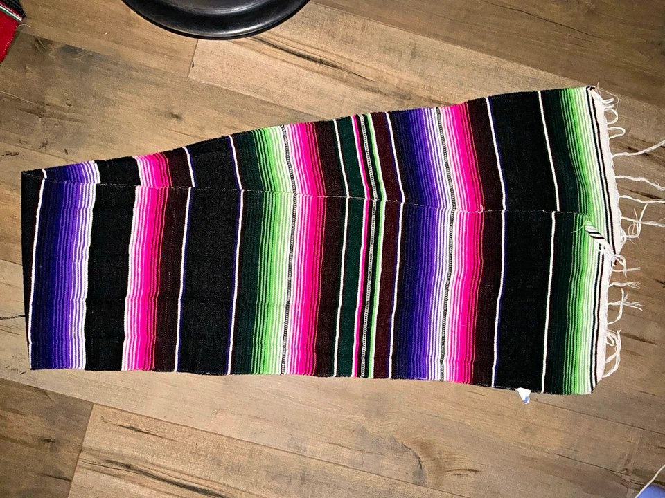 Nuevo sin etiquetas Corredor de Mesa Serape Mexicano Arco Iris Saltillo Rayas 83"x13" Negro Rosa Foto 1 de 1