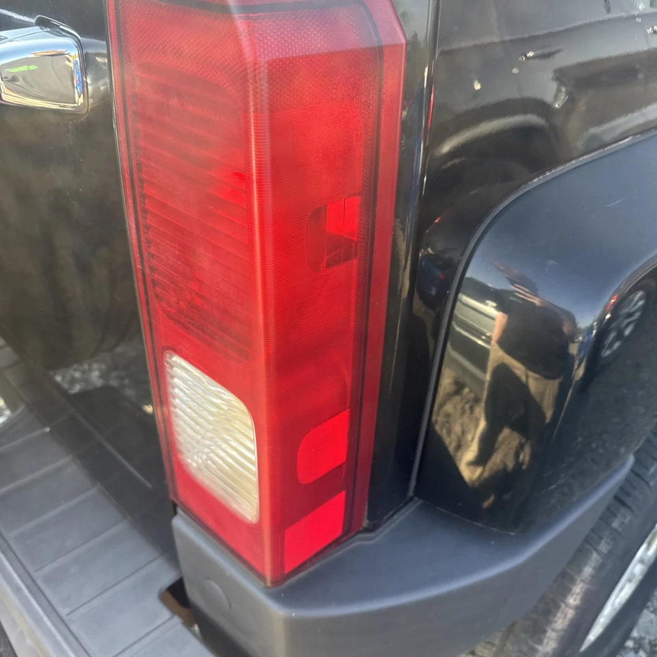 Оригинальный тормозной фонарь для правой стороны пассажира Hummer H3 2006-2010 годов выпуска 15823510 - Изображение 3 из 3