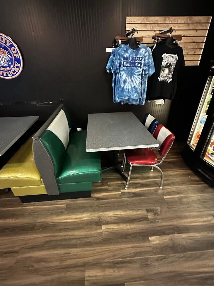 Juego de Cabina de Comedor Retro con Mesas y 5 Sillas Cromadas - Excelente Estado Foto 2 de 4