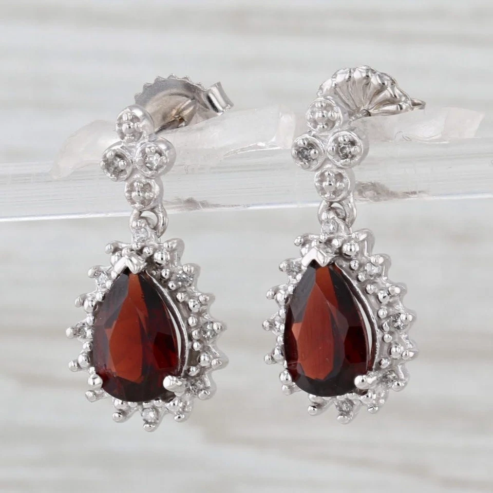 Pendientes colgantes de oro blanco de 14 k con halo de diamantes pera de 3,10 quilates Foto 3 de 4