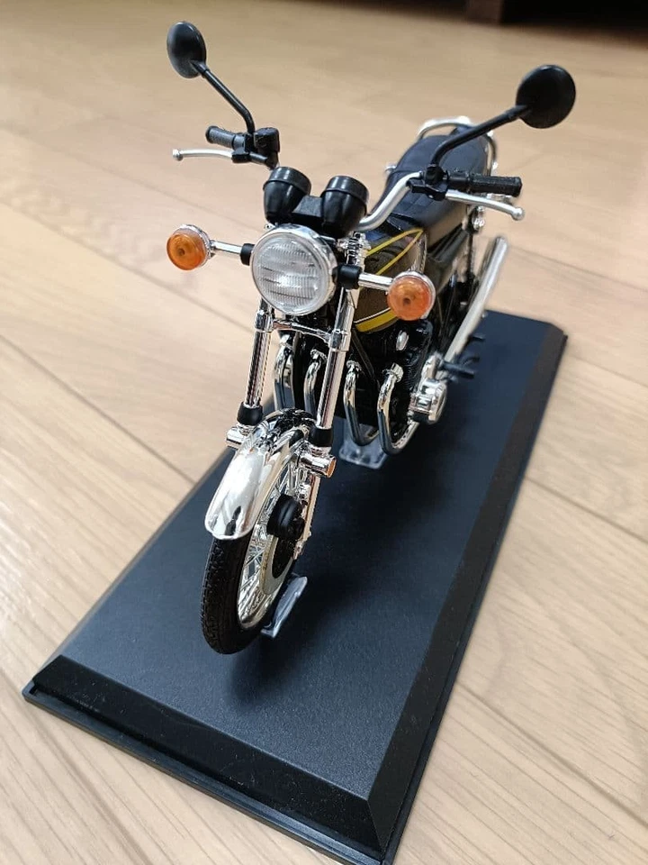 Modelo de moto Kawasaki Z2 750RS escala 1/12 con CBX400 F2 (en curso) usado Foto 2 de 4