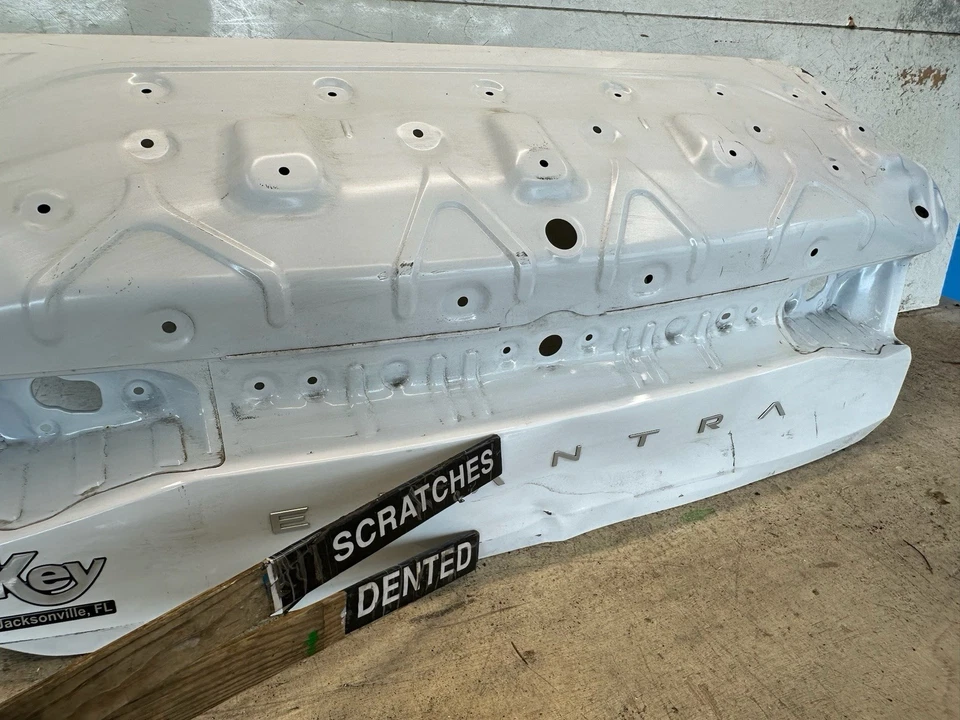 2021 2022 2023 2024 HYUNDAI ELANTRA TAPA MALETERO TRASERO OEM Foto 3 de 4