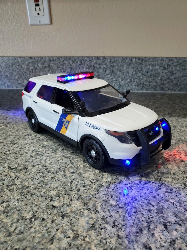 New Jersey State Trooper - Police Ford Explorer w/ All Flashing Lights - Image 2 of 4