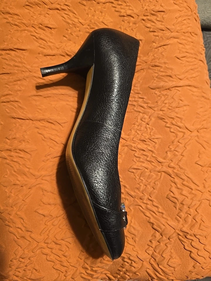 Zapatos de salón Michael Kors de cuero negros con logotipo plateado punta redonda tacones de gatito S 7 1/2  Foto 2 de 4