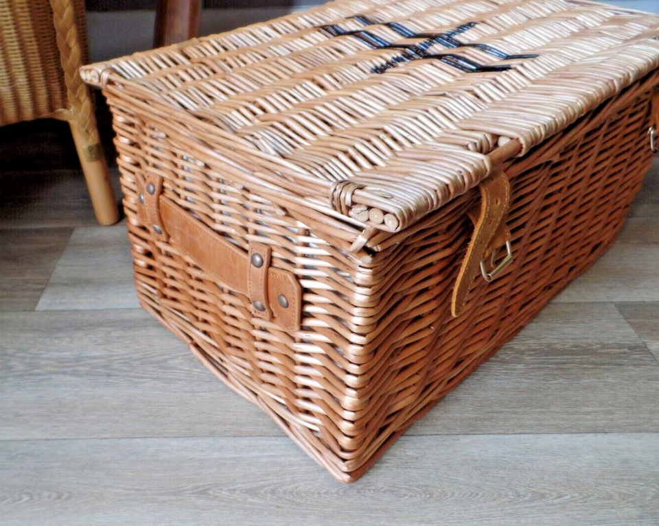 HARRODS LONDON WICKER PICNIC BASKET CHRISTMAS HAMPER MEDIUM SIZE WITH