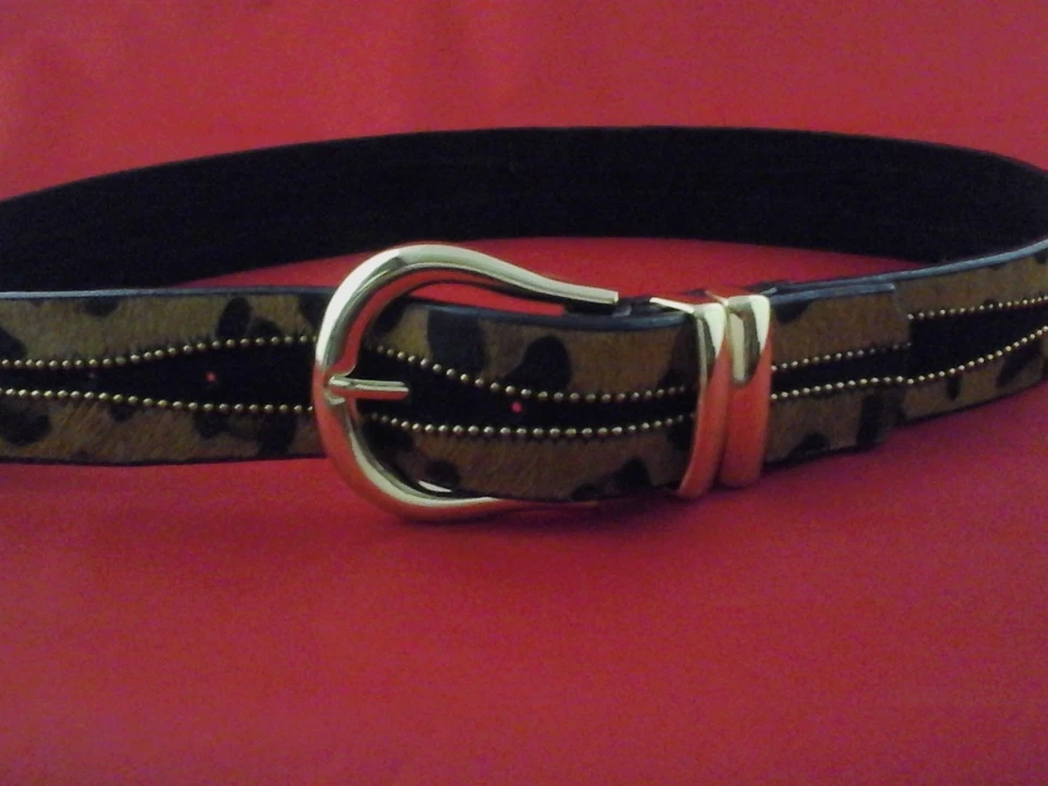 Cinturón de piel de leopardo FREE PEOPLE + cuero con hebilla tono dorado + mini tachuelas S/M $148 Foto 2 de 4