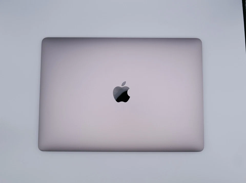 MacBook Air 13 3 Zoll - 8 GB RAM - 256 GB SSD In Space Grau NEUWERTIG  - Bild 2 von 4