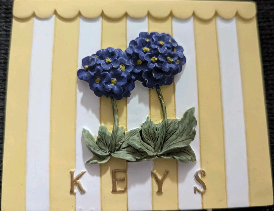 Llavero de pared vintage 3D flores violetas en rayas amarillas y blancas (4 llaves) Foto 2 de 4