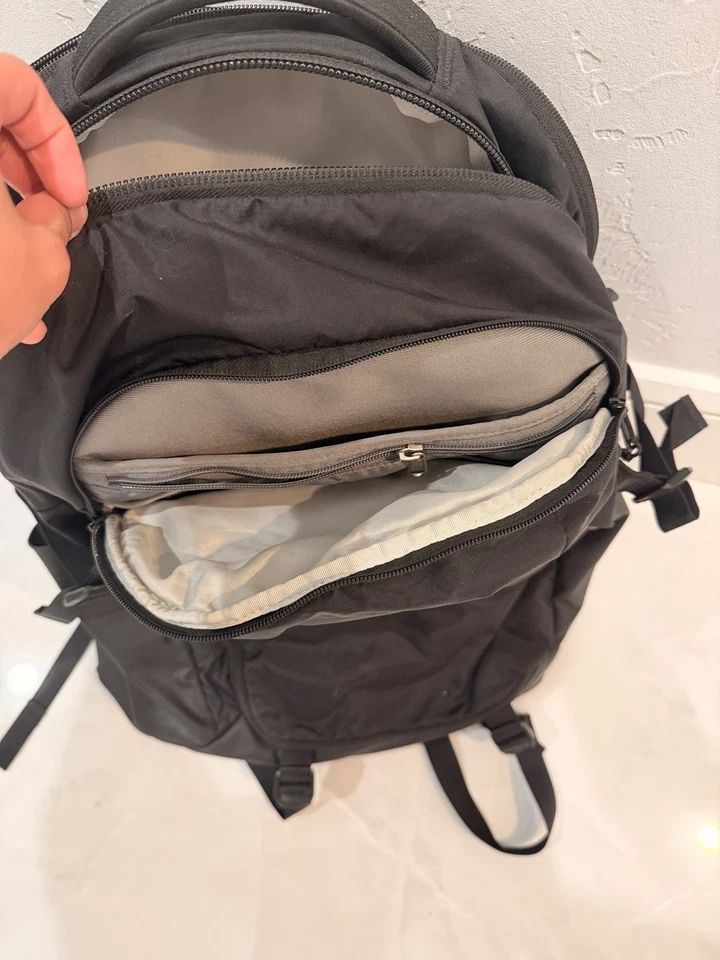 The North Face 路由器 40L TNF 黑色背包 100% 正品 — 第 3/4 张图片