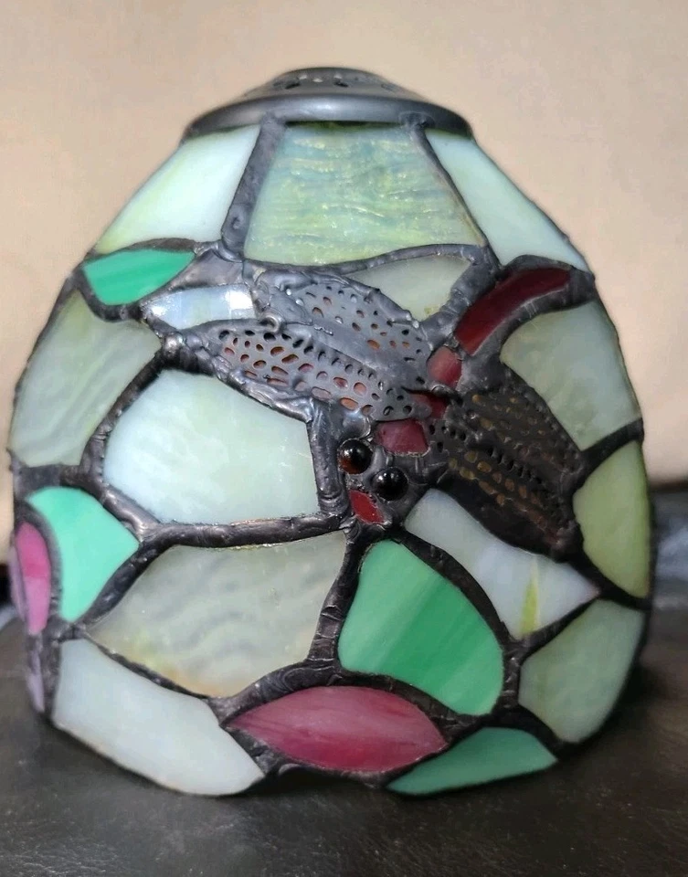Lámpara estilo Tiffany con patrón floral.  Plástico. Foto 4 de 4