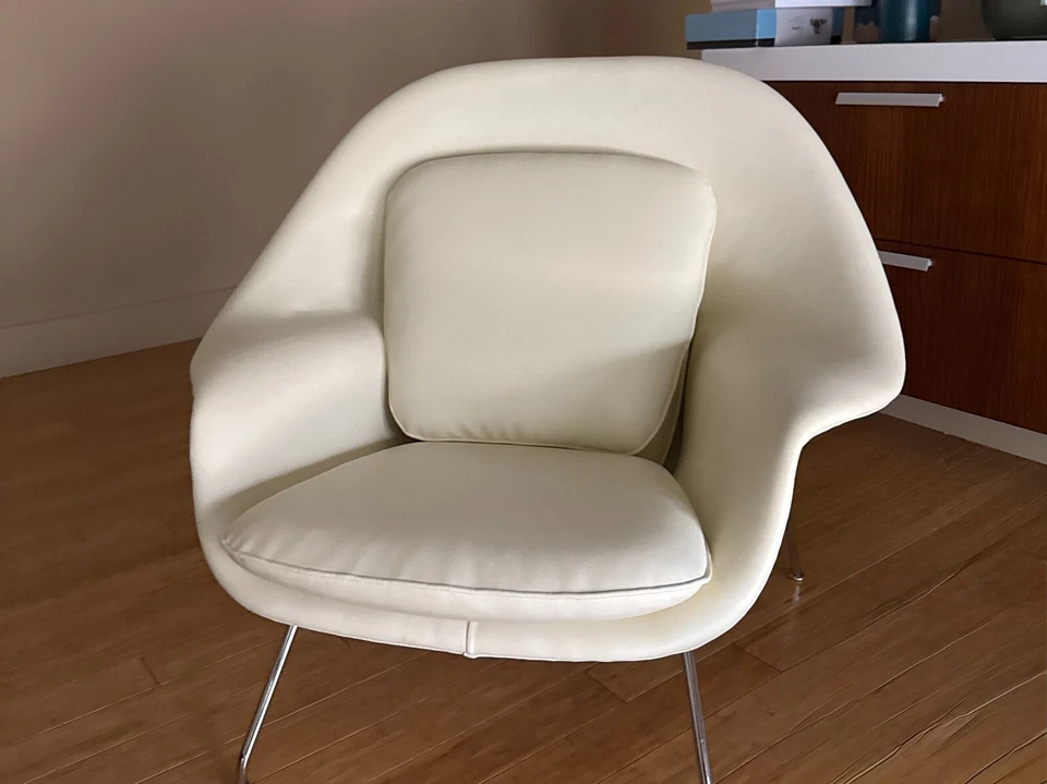 Silla para útero Eero Saarinen Knoll tamaño completo cuero blanco con otomana Foto 2 de 4