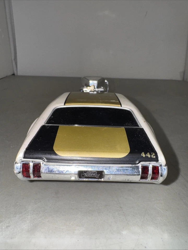 Литые модели машин Muscle Car Oldsmobile 442 1/24 Maisto White & Gold 1970 - Изображение 4 из 4