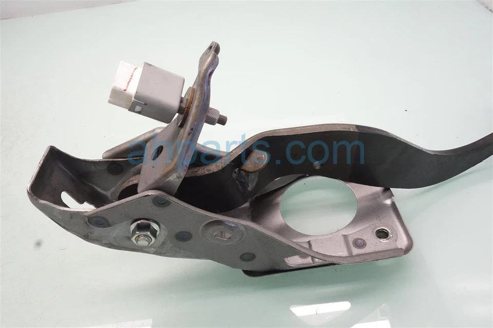 Pedal de freno Scion TC 2005-2010 47101-21040 Foto 3 de 4