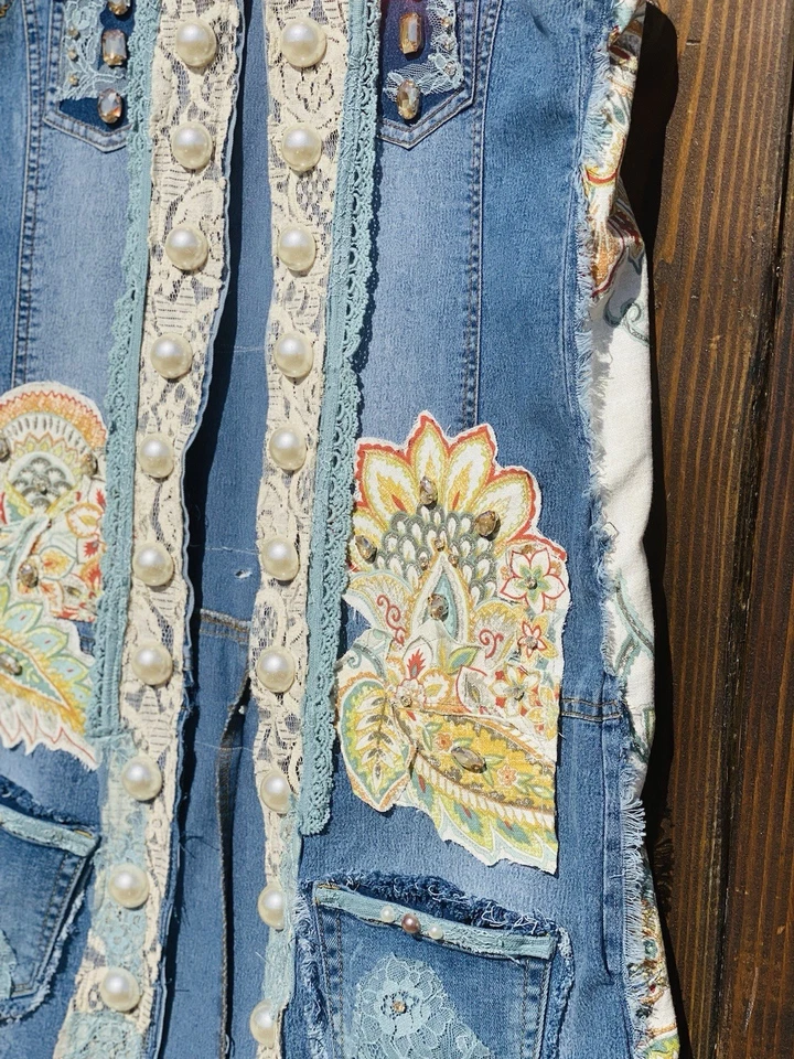 Chaleco vaquero de mezclilla reciclado Y2K boho chic borlas perlas deslumbradas y encaje     Foto 4 de 4