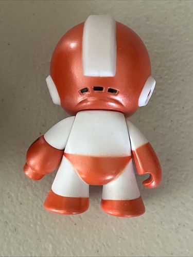 Mega Man Megaman Figura Misteriosa Abierta Rojo Metálico Kidrobot Mini Serie - Imagen 4 de 6