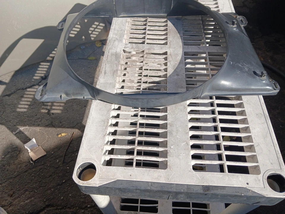 MAZDA 正品 B2200 B2000 1986 - 1993 Radiator 冷却 SHROUD F241-15-211 保护套 — 第 4/4 张图片