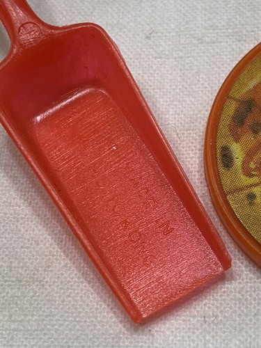 Vtg 80s Miniatures Doll House Toy Food Scoop Iron Lantern Pizza Pot Lid  Kitchen - Picture 2 of 7