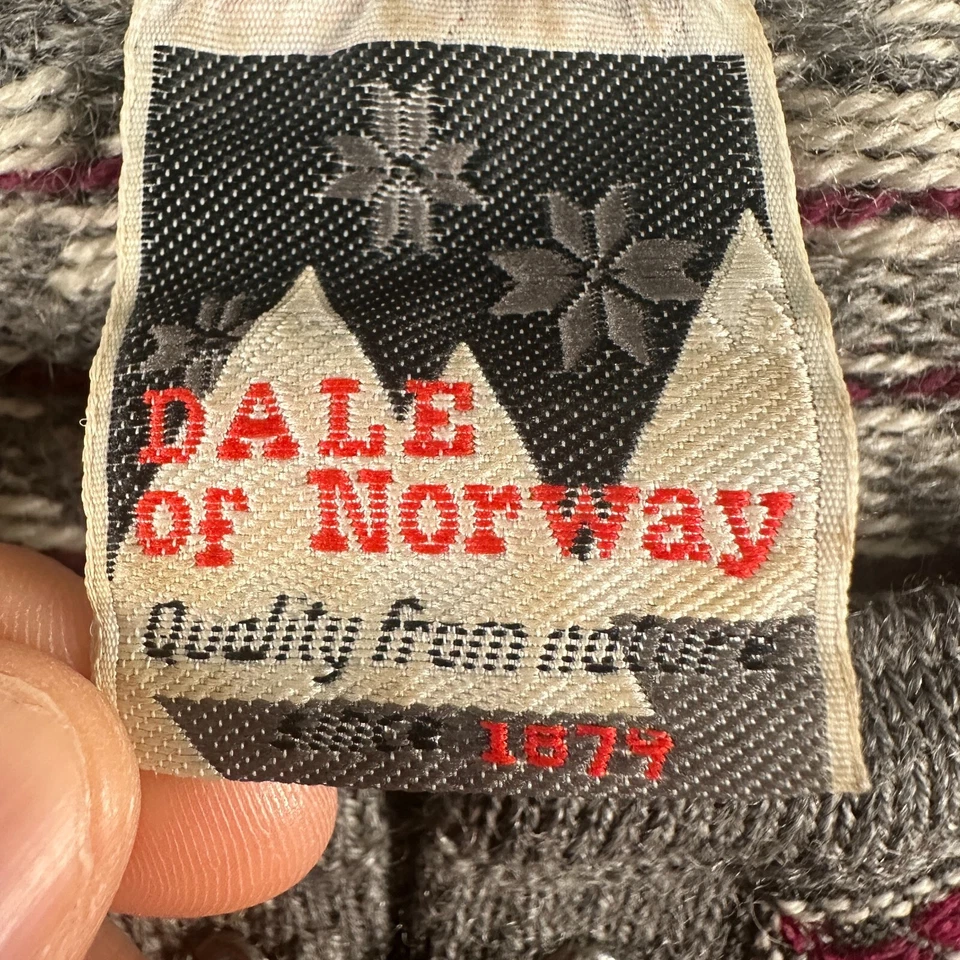 Vtg Dale of Norway Sweater Sz M Geometric Wool Knit Cardigan Metal Clasp Flaw - Image 4 of 4