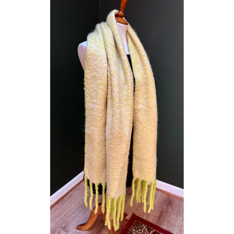 Acogedora bufanda con flecos con textura amarilla de gran tamaño Urban Outfitters Foto 3 de 4