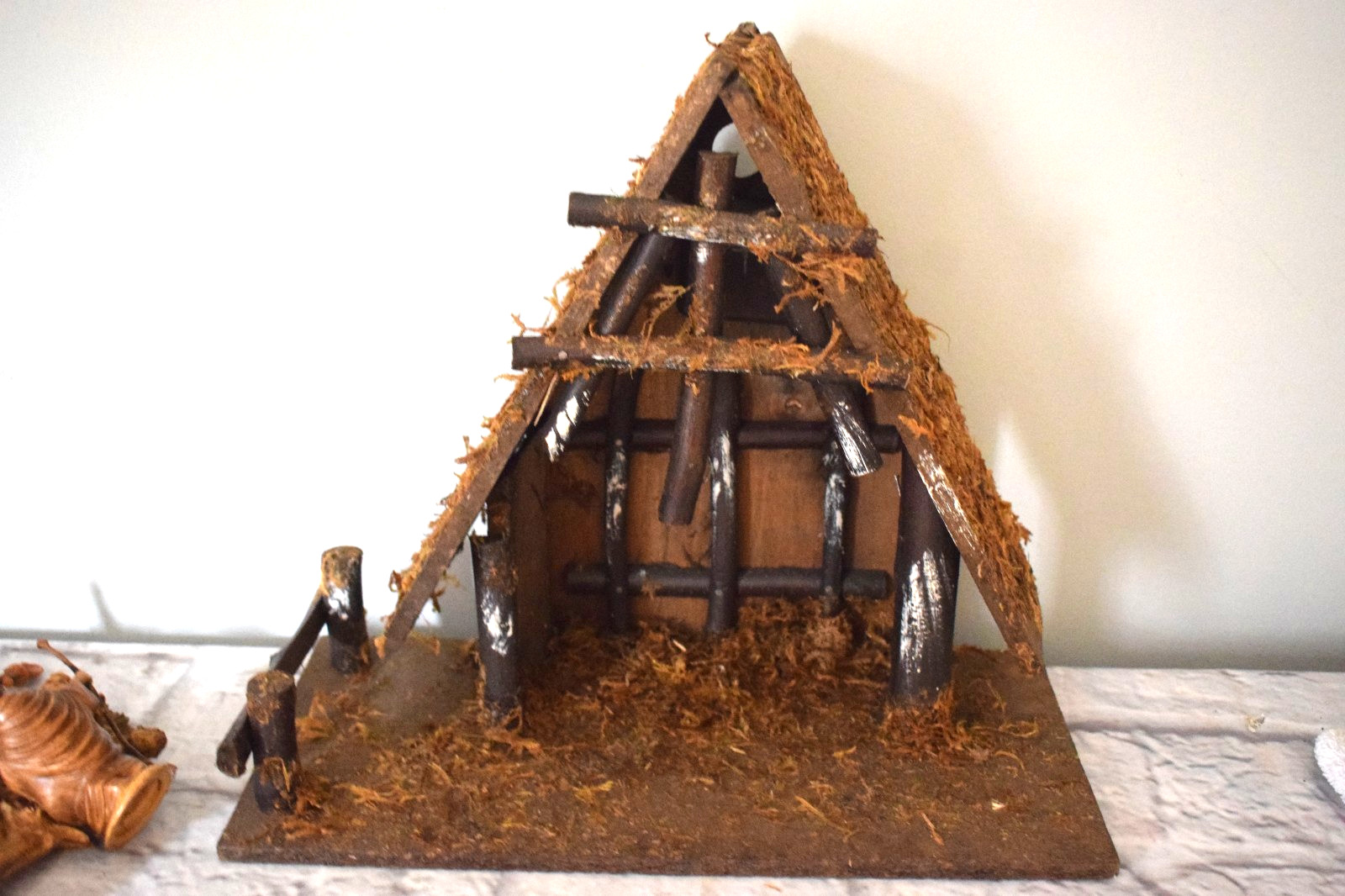 Musical Manger w/ 10 Resin Nativity Figures – Marked Italy – Missing 1 Wise Man