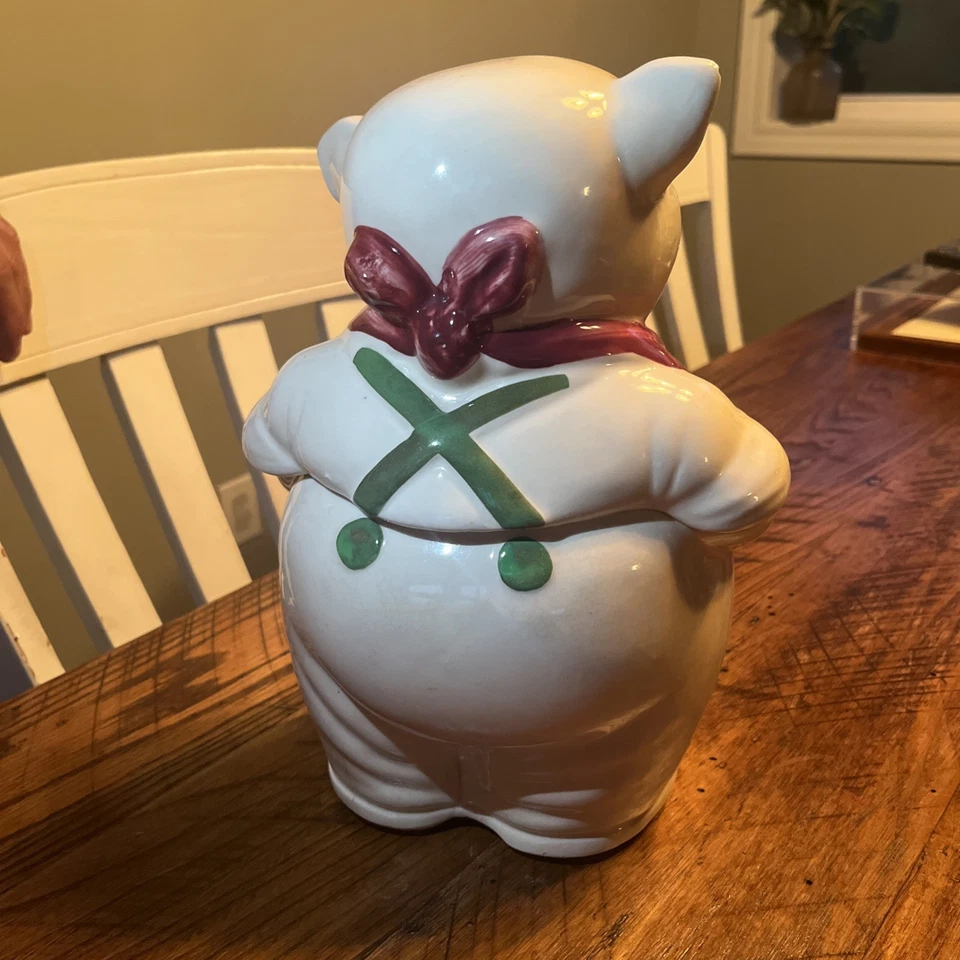 Tarro de galletas Smiley Pig con bufanda roja y flores. Shawnee 7-1/2"A x 6"D x 11-1/4"H Foto 2 de 4