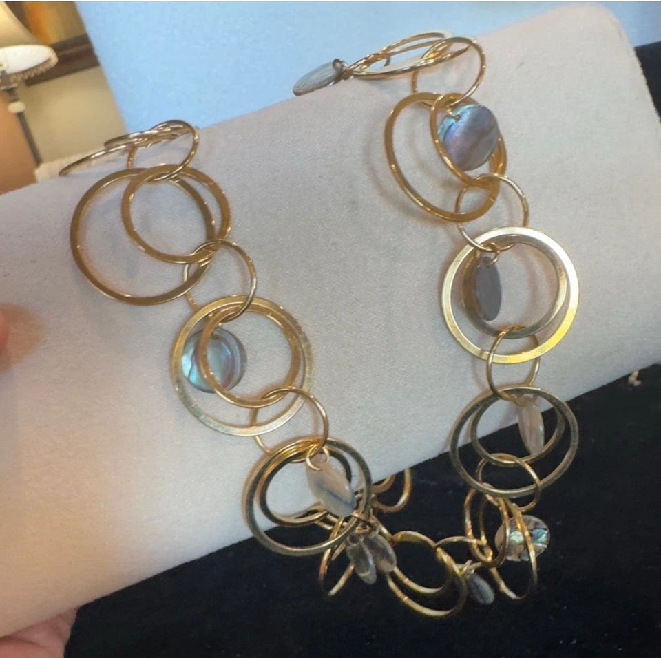 Conjunto de collar y pendiente madreperla de Lia Sophia círculo dorado joyería retirada Foto 2 de 4