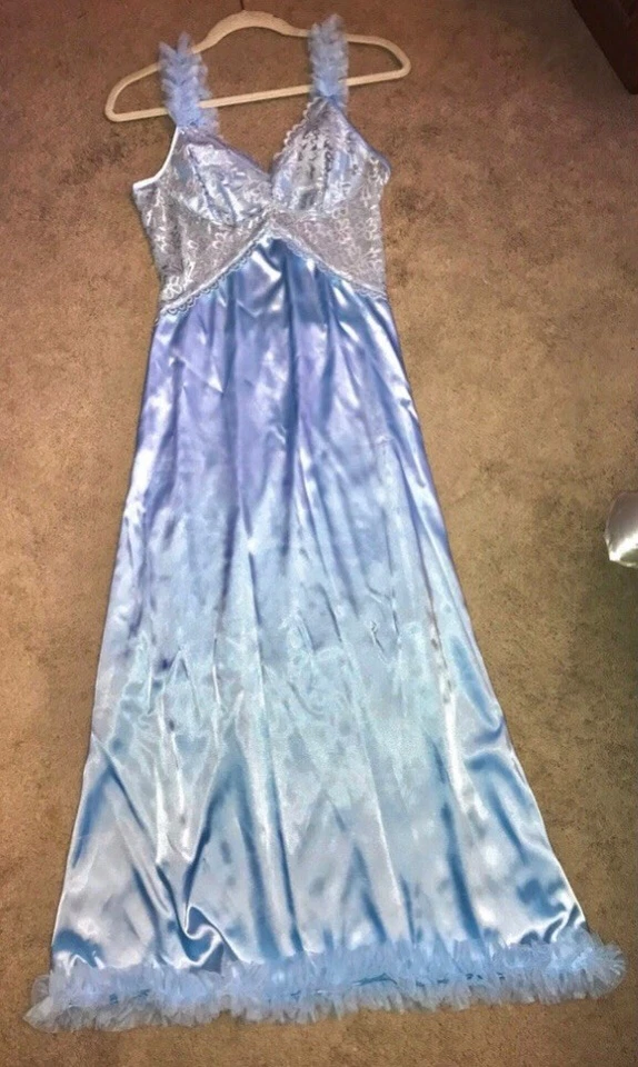Camisón largo estilo vintage años 40 azul hielo imitación satén y encaje con volantes XS Foto 2 de 3