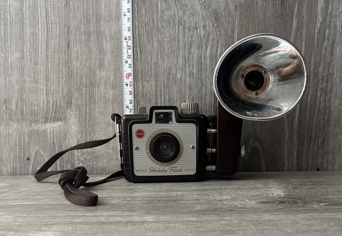 VINTAGE 1950s KODAK BROWNIE HOLIDAY FLASH CAMERA Untested (MM)