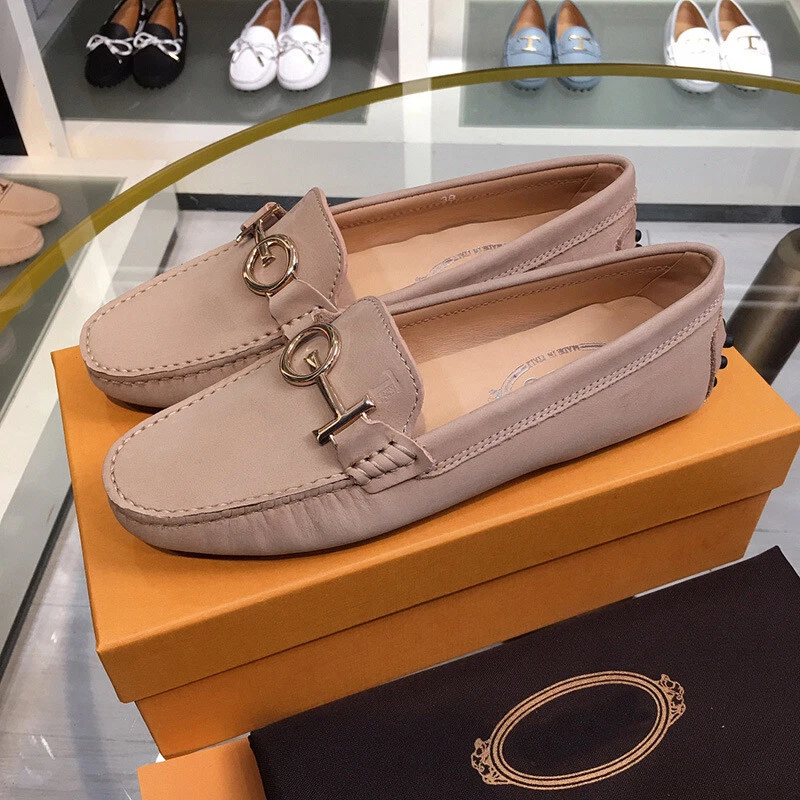 Zapatos mocasines Tod's para mujer de fondo plano suaves antideslizantes de un pie Foto 2 de 4