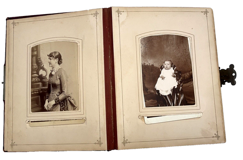 Album fotografico con 74 foto antiche cartoline armadio uomini donne bambini - Foto 1 di 17