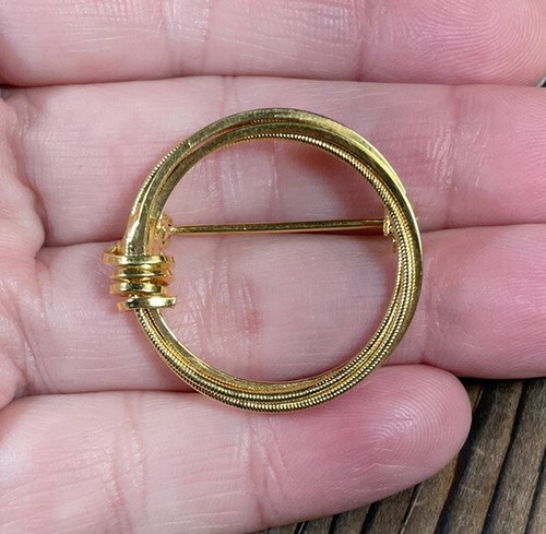 Circle Brooch Pin Gold Tone 1 1/8” Interwoven Open Circle