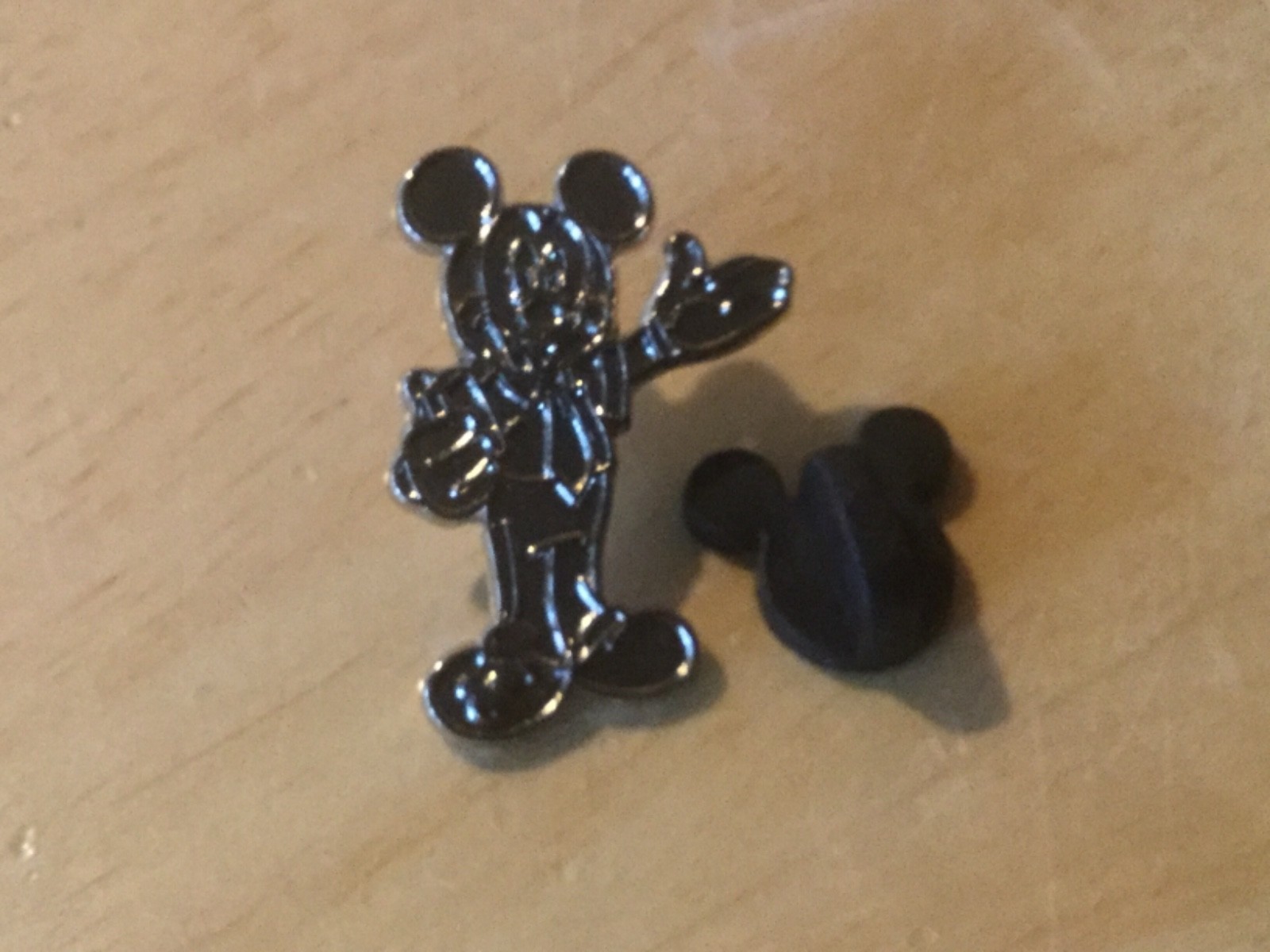 Disney WDW Pin Traders Icons  2013 Hidden Mickey Pin.  MICKEY MOUSE CHASER.