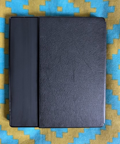 Amazon Kindle Oasis 8th generation & Leather Charging Case Bundle - Picture 7 of 7