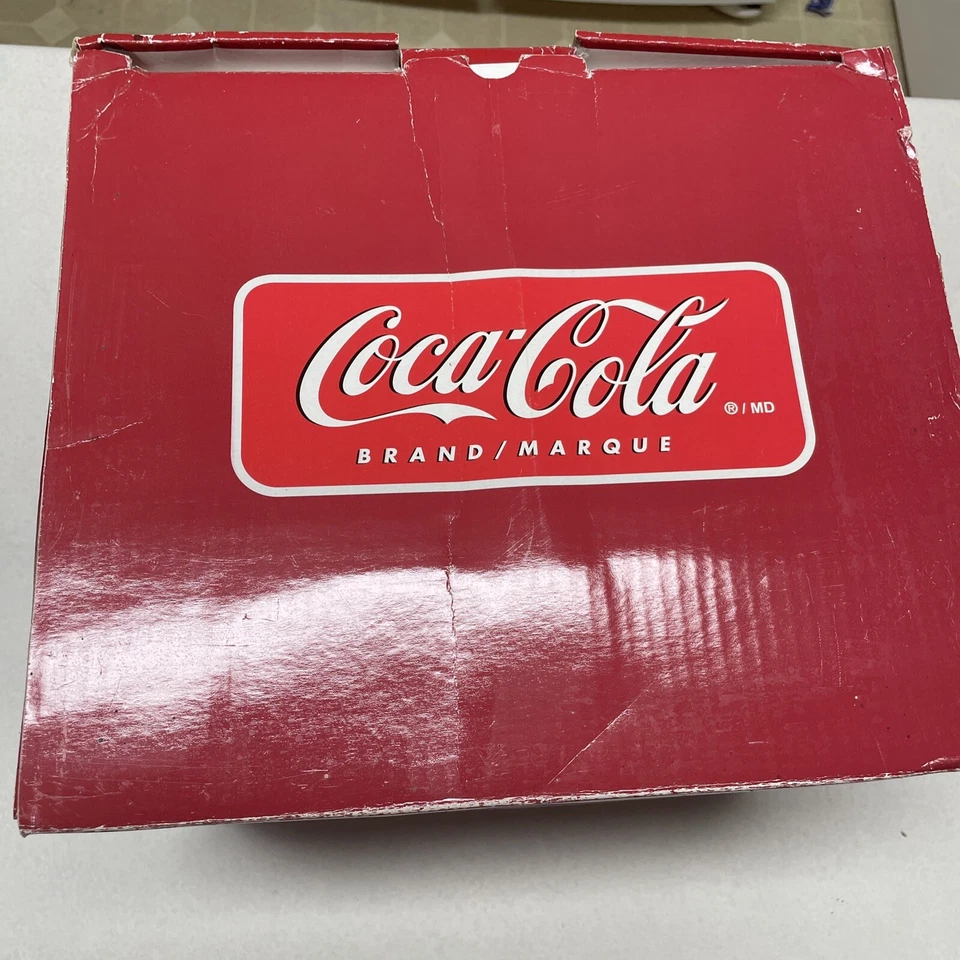 Juego de 16 piezas de gres Coca Cola platos de ensalada de cena tazones tazas 2003 Gibson nuevo de stock Foto 2 de 4