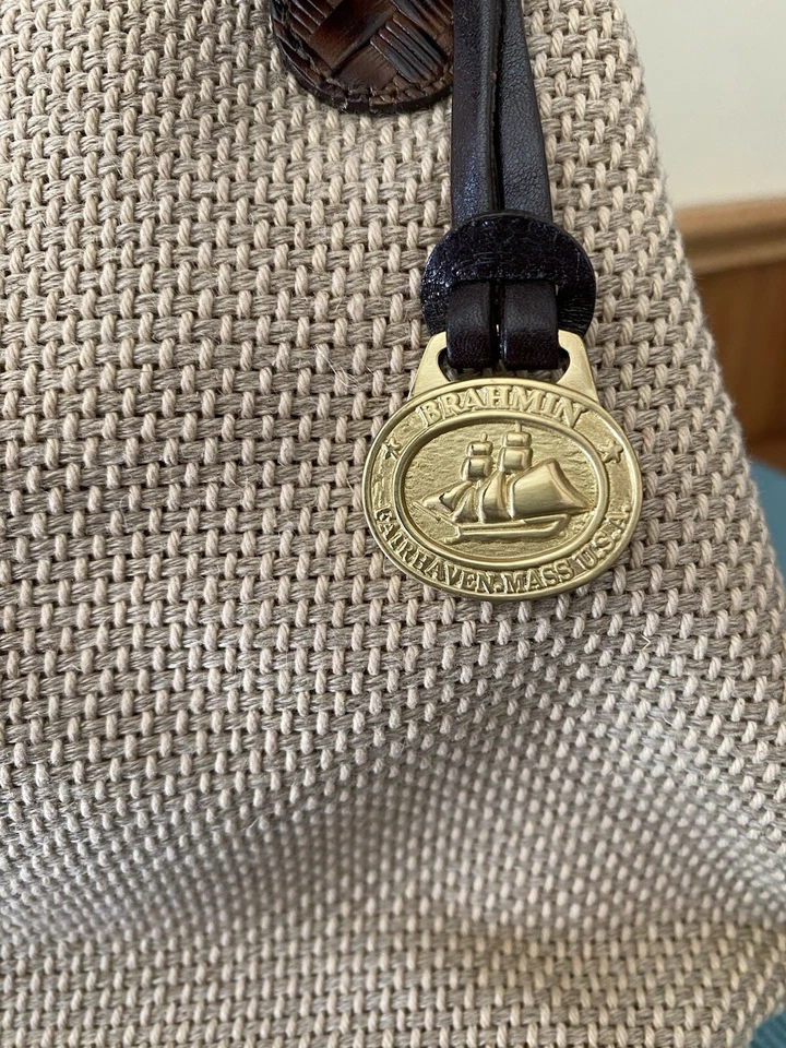 Bolso de hombro tejido Brahmin usado en excelente estado con dije de bolso Foto 4 de 4