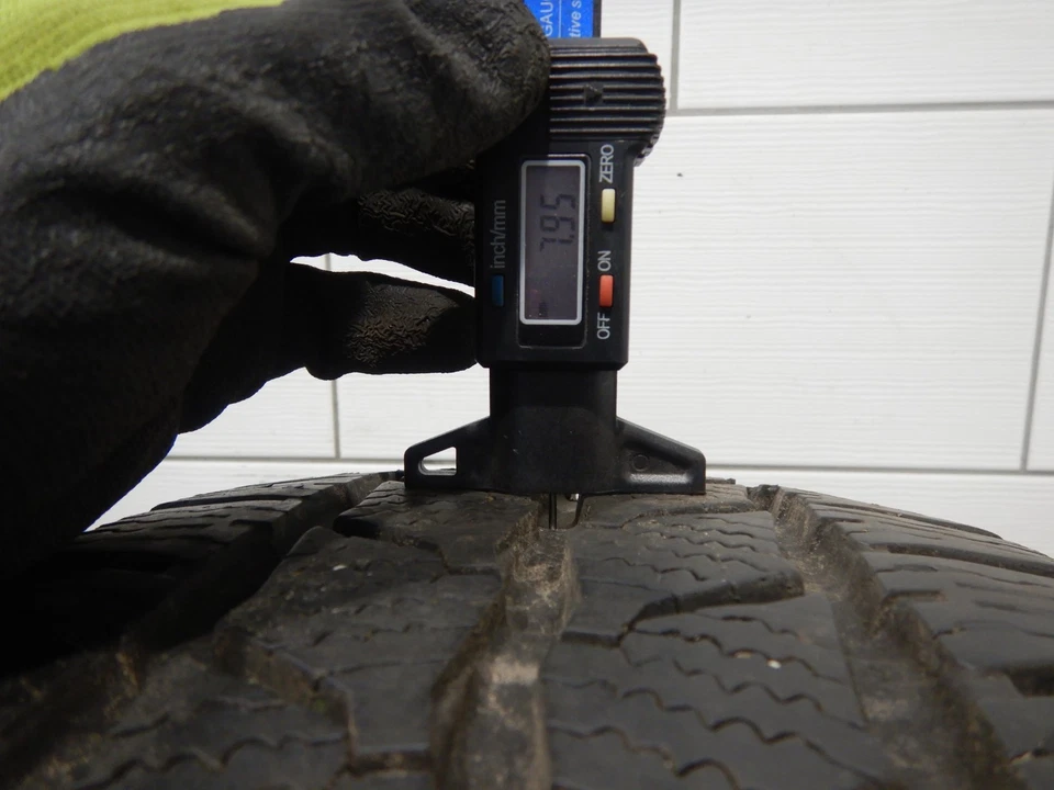 Winterreifen Continental VanContact Winter 215/65 R16 106T C M+S DOT3722 7,8mm - Bild 2 von 4