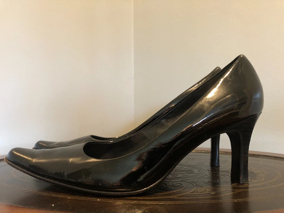 Vintage woman's classic black shoes. Brand Kenneth Cole, Size 8.5 M - Image 4 of 4